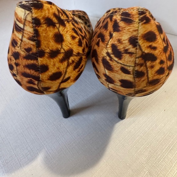 Nine West Leopard Print Peep Toe Heels Size 6 Fast Shipping - Picture 4 of 13